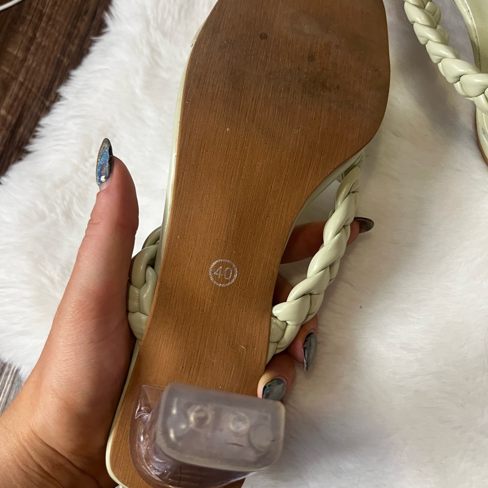Heels - Picture 4 of 4